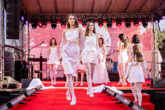 /media/ihvlgrxd/rossmann_kolekce_šatů