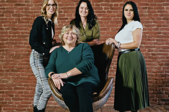 /media/0uagprus/holkyjedou