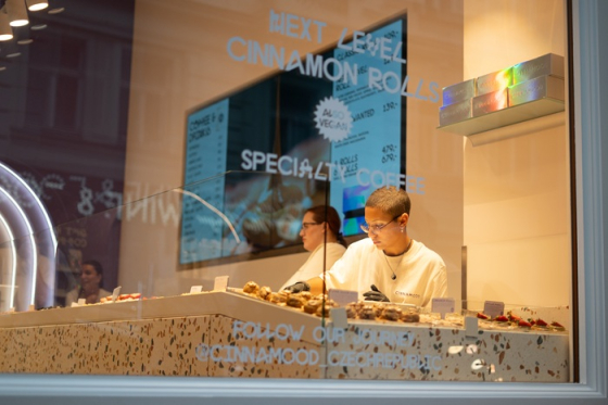 /media/0kxbmtt4/cinnamood_prodejna_zvenku