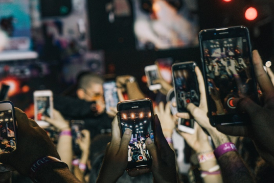 /media/23492/social-media_influencer_unsplash