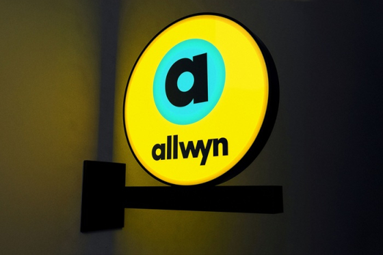 /media/rozdg4rj/allwyn_venkovni-signage_noc_vizualizace-sirka-002