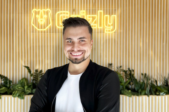 /media/eysk2pbg/david-abraham_grizly-novy-cmo