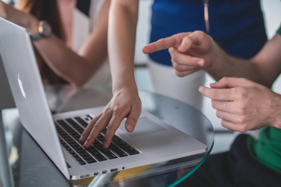 /media/1dtkpgz1/byznys_lide_office_meeting_unsplash