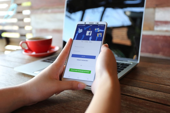 /media/9127/facebook_newsfeed