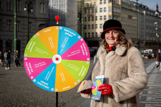 /media/vfkgnkfd/neviditelni_babička-na-náměstí-republiky_optimized