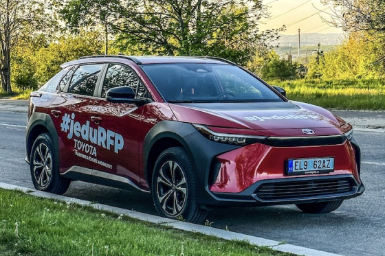 /media/24780/elektrická-toyota-bz4x-s-polepem-rock-for-people