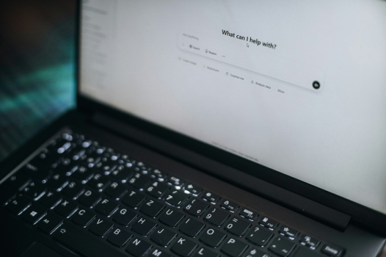 /media/izljoqur/ai-vyhledavani-online_unsplash