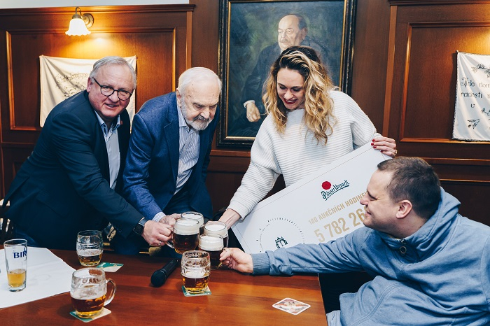 /media/23369/slavnostní-přípitek-centra-paraple-a-pilsner-urquell