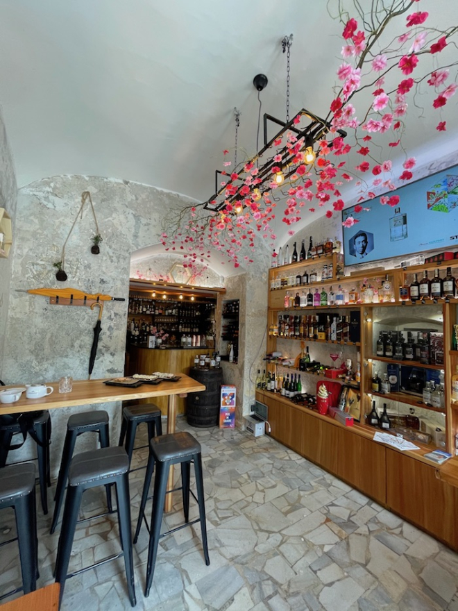 /media/17396/mr-brut-roku-gin