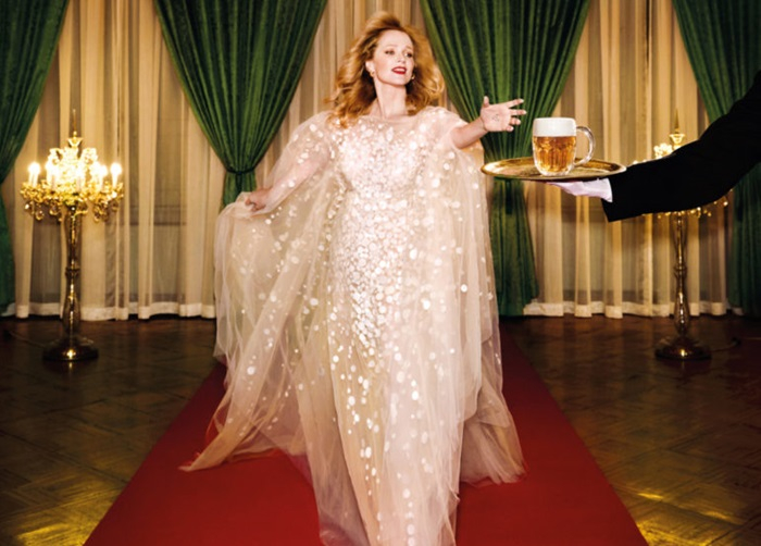 /media/24riln00/ana-geislerova-v-pivni-robe-pilsner-urquell-768x1024