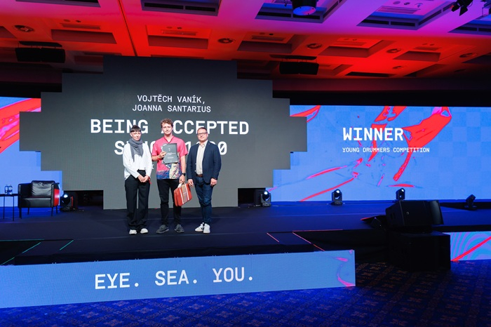 /media/yeyh5r5p/golden-drum-2025_vojtěch-vaník-přebírá-cenu