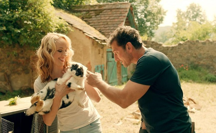 /media/12280/bezva-zenska-na-krku