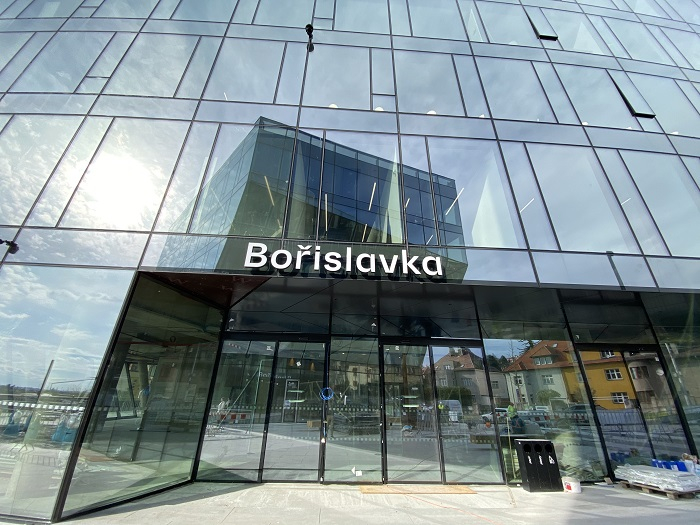 /media/16710/borislavka-centrum_vizualni-identita_realizace-na-budově