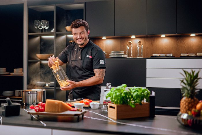 /media/25361/xxxlutz_romanstaša