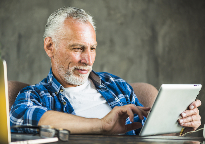/media/0ozb2at2/freepik_babyboomer_close-up-senior-man-using-digital-tablet