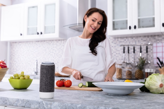 /media/15894/shutterstock_voice_assistant