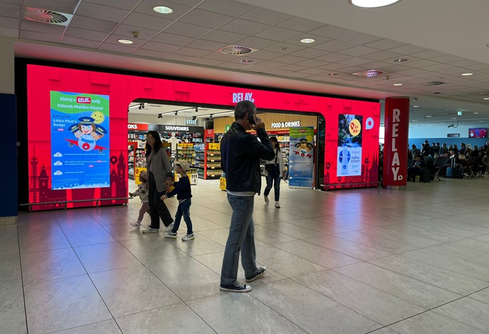 /media/qkehyy5m/led_shopfront_relay_letiště