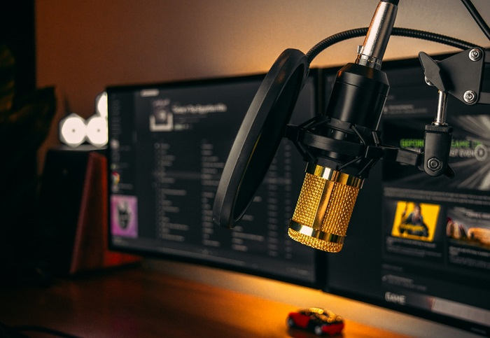 /media/evclvff5/digital-radio_unsplash