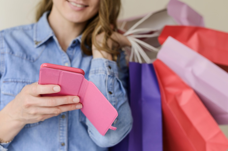 shopping_social media_mobile_Freepik