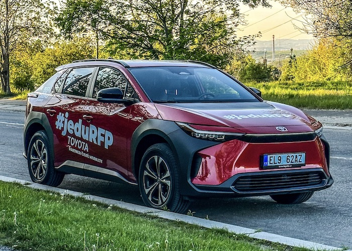 /media/24780/elektrická-toyota-bz4x-s-polepem-rock-for-people