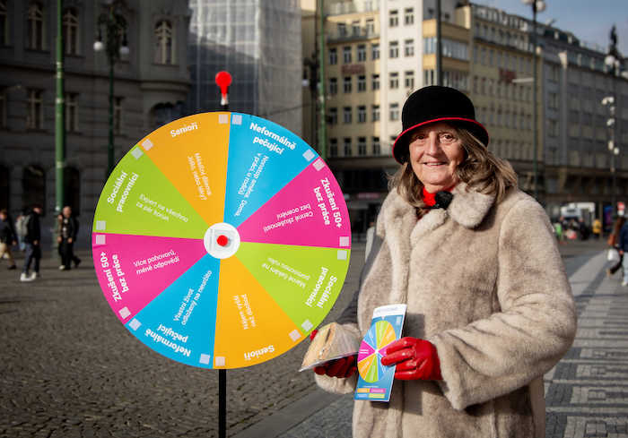 /media/vfkgnkfd/neviditelni_babička-na-náměstí-republiky_optimized