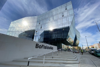 /media/16709/borislavka-centrum_vizualni-identita_realizace-na-budově-2